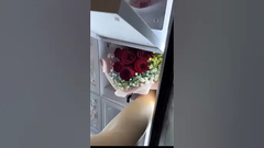 Tarlada taze çiçek otomatı