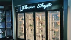 Taze çiçek otomatı, buzdolabında şeffaf dolap.