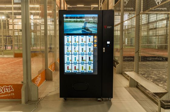 110V/220V-240V, soğutma sistemi 3-20C ve yüksek kapasiteli atıştırmalık yiyecek satış makinesi