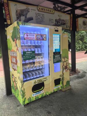 Konforlu Metal Çerçeve Hayvan Yemleri Satıcı Makinesi Yüksek Kapasite ve Güvenilir Doldurma için