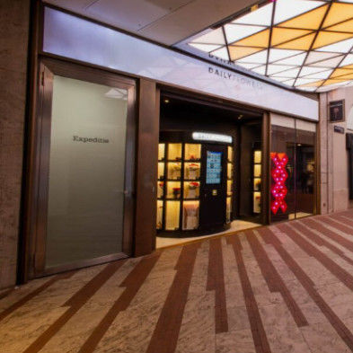 Kilitli Otomat ve Ön Sipariş Seçeneği ile Tek Dal Çiçekleri Kolayca Satın