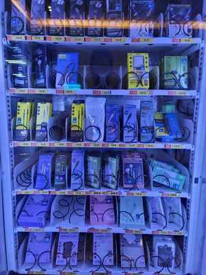 Satışları Artırmak İçin 32 İnç Dokunmatik Ekran Şeffaf Kilitli Otomat Makinesi Çoklu Alım İndirimleri ve Çapraz Satış Önerileri