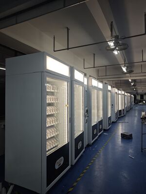 Perakende Konumlarında 215 İnç Dokunmatik Ekran ve Göz Alıcı Işık Kutusu ile Hizmet Vermek Üzere Tasarlanmış Atıştırmalık Yiyecek Otomatı