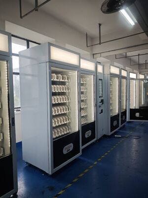 Yüksek görünürlük ve satış performansı için büyük dokunmatik ekran ve üstte monte edilmiş ışık kutusu ile donatılmış atıştırmalık yiyecek satış makinesi